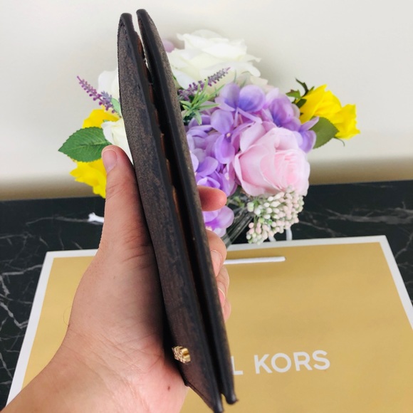Michael Kors Passport wallet signature ❤️ - Picture 2 of 5
